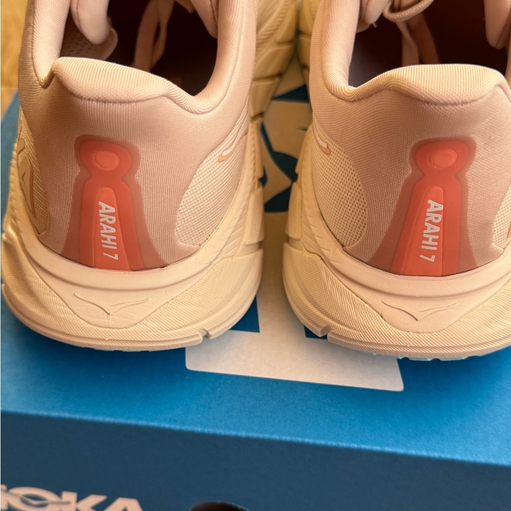 Hoka Vanilla Cream Arahi 7  Size 8 1/2 - Picture 6 of 7